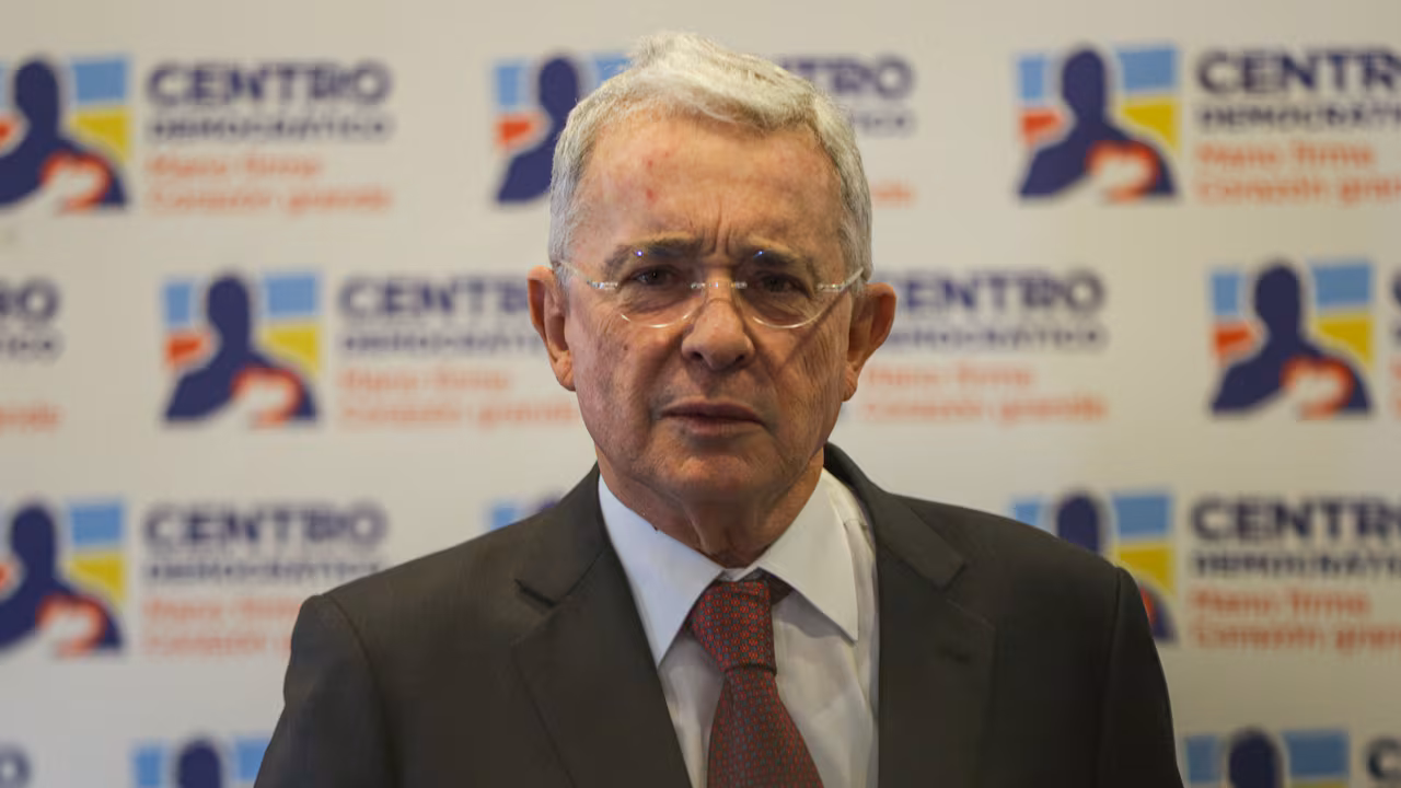 Álvaro Uribe respalda la Gran Consulta y advierte: “El país no puede correr el riesgo de que Cepeda gane en primera vuelta”